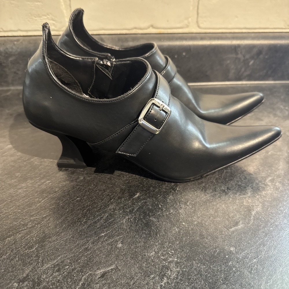 FUN "fantasma" Black Pointed Toe Block Heel Pump Women's Size 6 Buckle Zipper